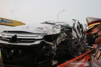 Polisi lakukan olah TKP kecelakaan mobil Vanessa Angel
