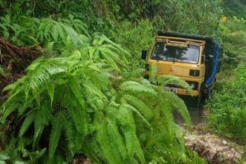 Longsoran tanah menimbun jalan penghubung kecamatan di Agam