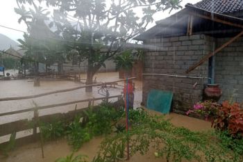 Puluhan keluarga terdampak banjir di Praya Barat Daya