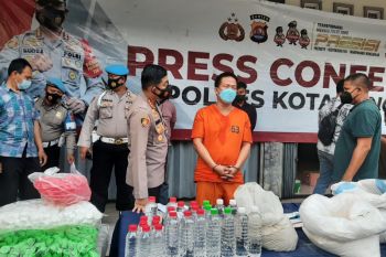 Polisi ungkap industri pembuatan minuman keras ilegal