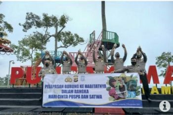 Ditlantas Polda Lampung lepas 500 ekor burung ke habitatnya
