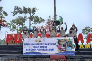 Ditlantas Polda Lampung lepas 500 ekor burung peringati "Hari Cinta Puspa dan Satwa"