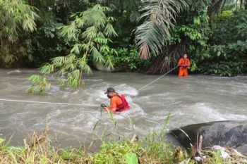 Dua remaja terseret arus sungai di Lombok Barat belum ditemukan