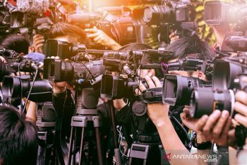 Telaah - Kontribusi media dalam hadapi pandemi dan ancaman kebebasan pers