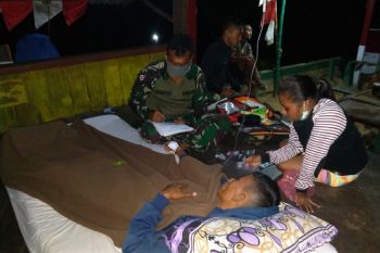 Satgas TNI Yonif 403 beri layanan kesehatan di rumah warga perbatasan RI-PNG