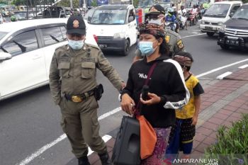 Tim Yustisi Denpasar tertibkan pengamen-gelandangan saat COVID-19