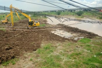 DPUBMP Kota Surabaya buat tanggul dadakan tangkal luapan air Kali Lamong