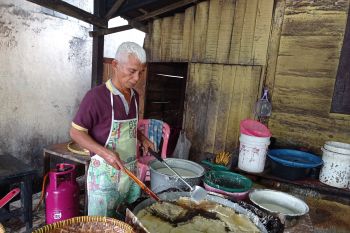 Harga minyak goreng terus melambung, sejumlah pedagang mulai mengeluh