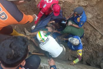 Setelah dua jam tertimbun, jasad korban tanah runtuh di Bukittinggi berhasil dievakuasi