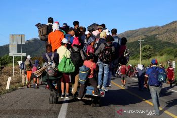 Ratusan migran asal 12 negara di dalam truk