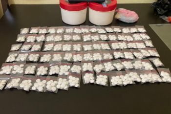 Polisi menangkap dua IRT pemilik 1.840 butir pil zenith di Timika