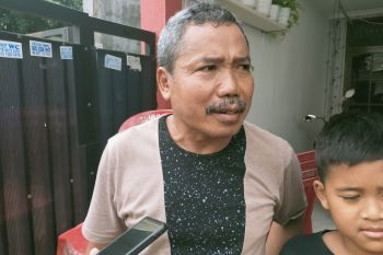 Warga ini gelar khitanan di lokasi banjir