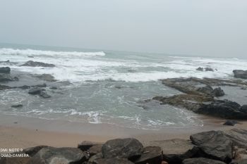 Wisatawan terseret ombak di Pantai Ciantir