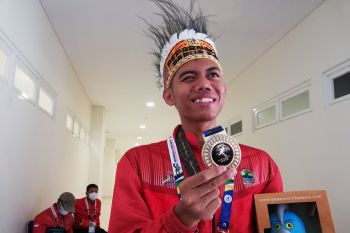 Pelari debutan Jateng memecahkan rekor 400 meter putra T11 di Peparnas