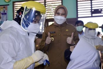Bupati Rezita Meylani Yopi  tinjau pembelajaran tatap muka
