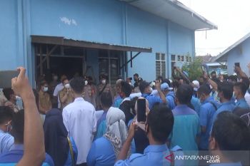 Puluhan karyawan PDAM Kapuas berdemo menuntut haknya