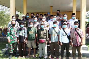 Polisi Dan temenggung adat orang rimba bujuk pelaku penembakan serhkan diri