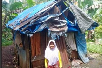 Rumah berdinding bambu dan beratap plastik milik Nurjani dibedah PAksa