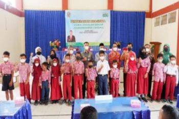 Pemkab Gunung Kidul memberikan beasiswa pendidikan 800 siswa SD