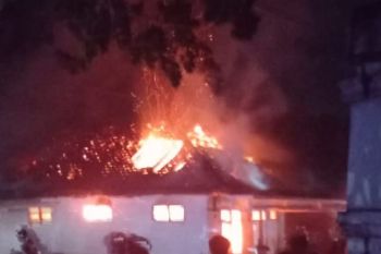 Rumah Hj Rohmi di Kelayu Jorong Lotim dilalap si jago merah