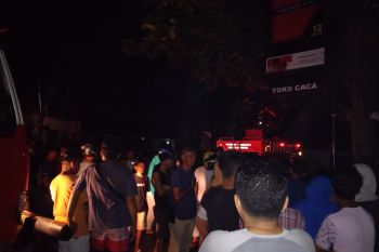 Diduga arus pendek listrik, satu rumah dan tiga kost ludes terbakar