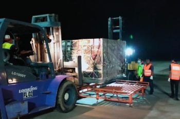 Ini foto kedatangan logistik WSBK di Bandara Lombok