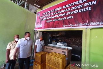 Wawali Kota Manado salurkan bantuan bagi nelayan Molas