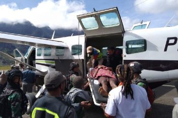 Wanita korban penembakan di Kampung Mamba dievakuasi ke Timika