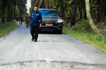 Bupati Kampar minta PUPR tuntaskan pembangunan jalan desa