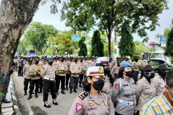 Polda lakukan pengamanan aksi buruh dekat DPRD Kalsel