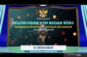 Mahkamah Konstitusi meluncurkan 30 buku sebagai persembahan HUT MK