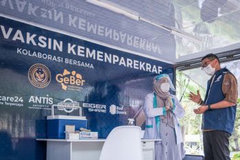 Menparekraf lepas mobil vaksinasi "GeBer"