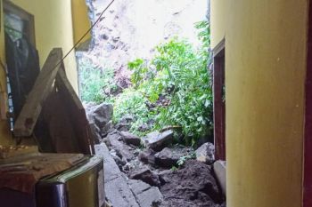 Hujan lebat di Yogyakarta sebabkan tebing longsor menimpa rumah