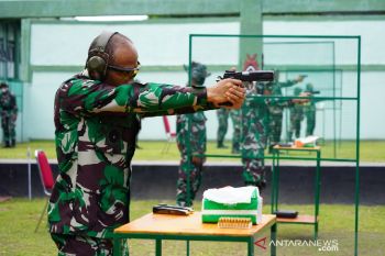 Pangdam XVII/Cenderawasih bersama Pangdiv 2/Kostrad latihan menembak