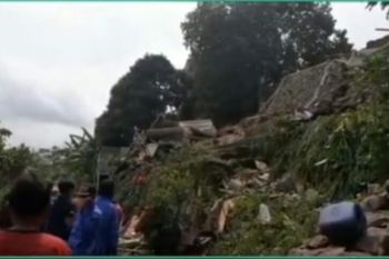 Sejumlah rumah di Bandarlampung rusak terkena tanah longsor