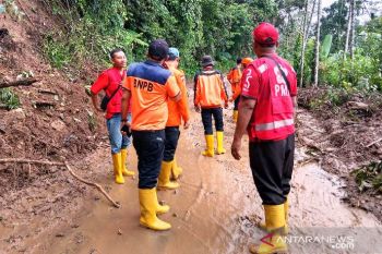 Tim gabungan BPBD Pasaman Barat mulai bersihkan material longsor di Talamau