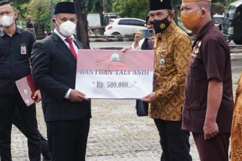 Bupati Lampung Selatan berikan bantuan kepada veteran