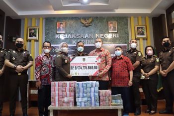 Uang hasil korupsi Rp5,6 miliar dikembalikan ke DPRD Karimun