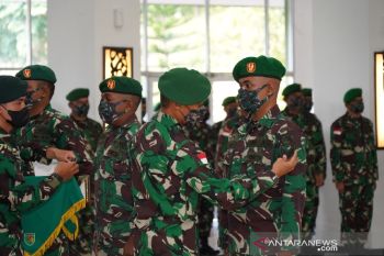 Pangdam XVII/Cenderawasih beri penghargaan KASAD kepada lima prajurit