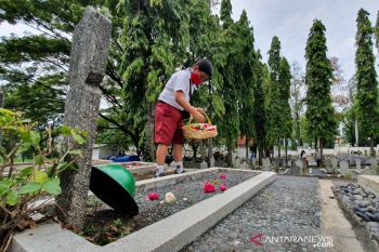 Teladani perjuangan pahlawan, siswa SD di Semarang ziarah ke TMP Giri Tunggal