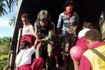 Satgas TNI Yonif 403 bantu angkutan antar jemput anak perbatasan RI-PNG