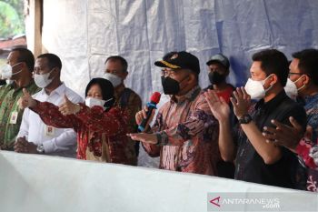 Minister observes construction of six speedboats for Papuans