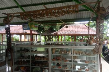 Pasar Seni Sesela "hidup enggan mati pun enggan"