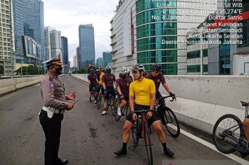 Polisi tegur pesepeda lintasi JLNT Kasablanka