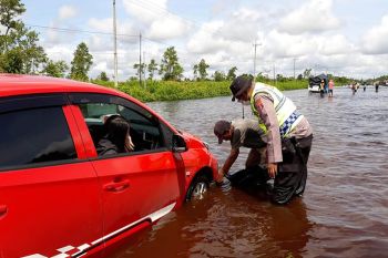 Jalan trans kalimantan terendam banjir, warga Kalteng diminta waspada