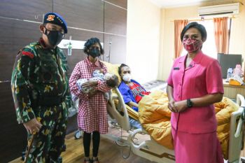 Kapolri jadikan momentum HUT Ke-76 Brimob jenguk anggota terluka saat bertugas