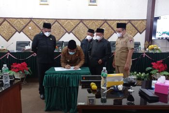 DPRD Padang sahkan Ranperda Retribusi Jasa Umum