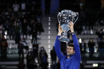 Novak Djokovic angkat trofi gelar petenis nomor satu dunia ATP akhir tahun