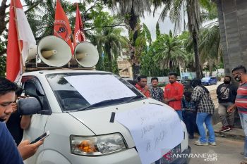AP2 unjukrasa di DPRD Sultra tagi perbaikan jalan Raha-Lakapera