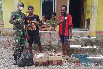 TNI bantu sembako warga Kampung Kiliarma Mimika Papua